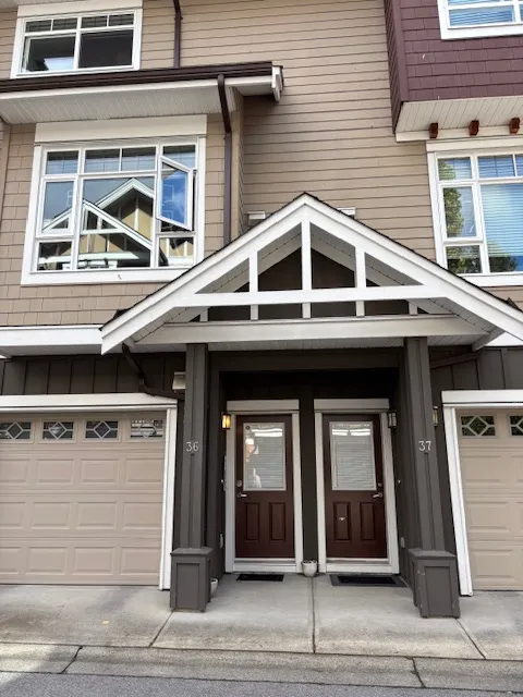 Cozy Townhouse In Prime Location, main photo