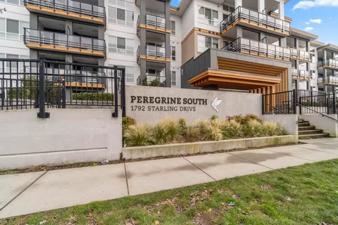 Coastal Living with Your Own Patio ? Ground-Floor One Bedroom + Den, photo 2