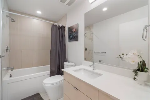 Coastal Living with Your Own Patio ? Ground-Floor One Bedroom + Den, photo 5
